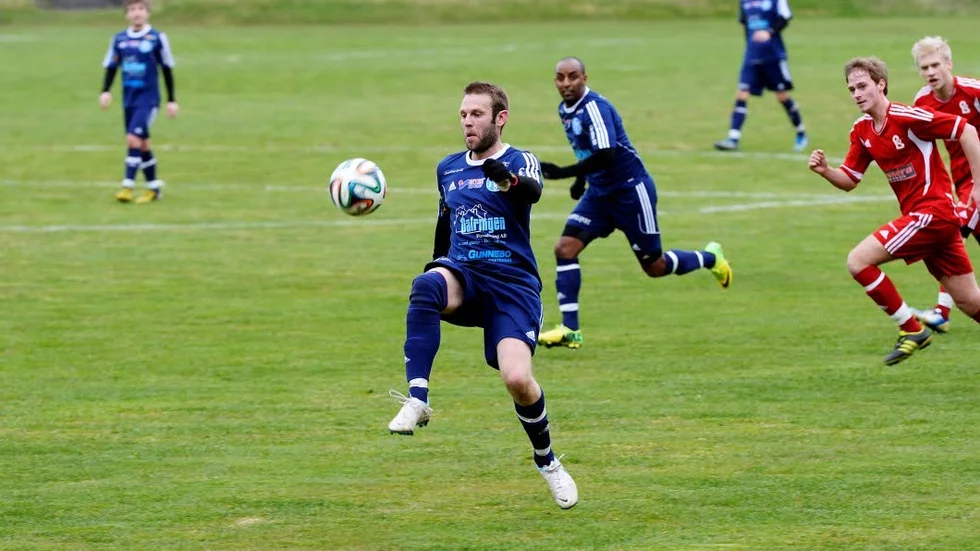 Fälld. Gunnebos David Apelqvist (med bollen) borde, enligt tränare Karlsson Törndahl, ha fått med sig en straff efter att han blivit fälld i straffområdet.