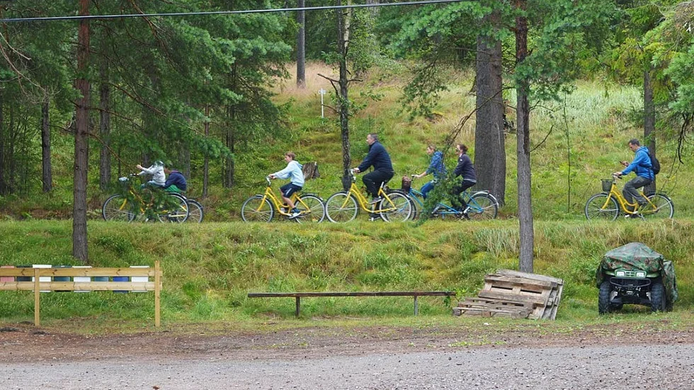 Hasselö. En cykelutflykt är populärt när vädret är grått.