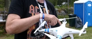 Han fotar Hojrock från ovan