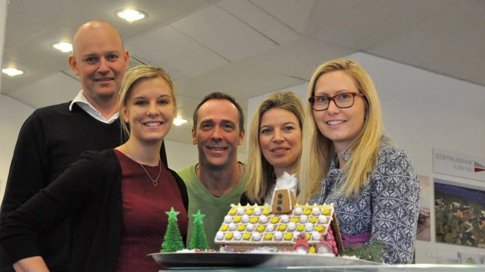 God sak. Personalen på Svensk Fastighetsförmedling, Jonas Gustafson, Christin Wallman, Anders Gustafsson, Mari Lärk och Maria Örnvall, auktioner ut ett pepparkakshus till förmån för Barncancerfonden.