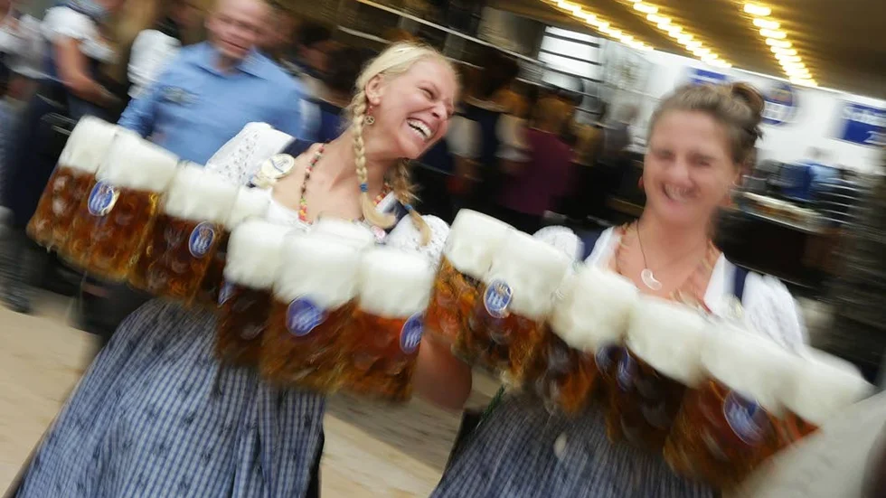 Öl i långa banor. Bild från Oktoberfesten i München. Där drar högtiden miljonpublik från hela världen. I Västervik ska tältet kunna ta emot 1 500 gäster per dag.