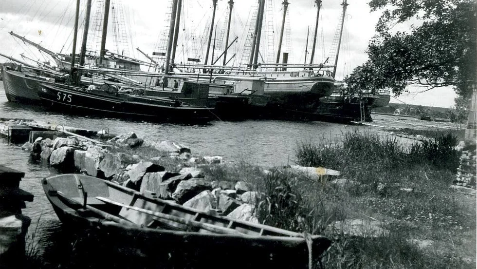 Försvann. Många av flyktingbåtarna låg vid Notholmen i väntan på att bogseras över Östersjön.