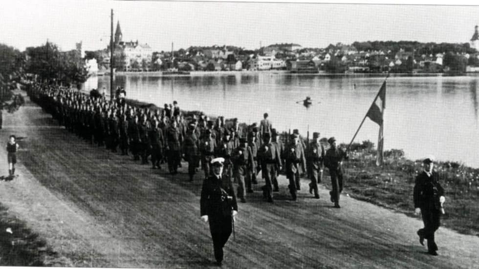 Tåg. Väserviks invånare firade Svenska flaggans dag den 6 juni 1939. I täten går de båda poliserna Henning Hyllman och Karl-Gustav Hagbäcker.