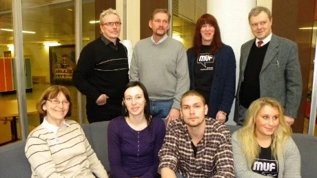 Politiskt café på Västerviks Gymnasium startade med första träffen på torsdagen.
Ingegerd Karlsson (S), till vänster,  Anna Bodjo (MP) Johannes Regell (SP), Rebecka Adolfsson (M), Stående Kenneth Hardy Axelsson (FP), till vänster, Denny Åsberg (S), Linné aJansson (M) och Olof Nimhed (VDM).