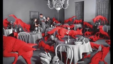 "Tanken på att leva i en falsk värld är en viktig del av min resa genom konsten. Mitt ständiga ifrågasättande kommer från den ängslan som präglar dagens samhälle", säger Sandy Skoglund. Här "Fox games" från 1989. Foto: Sandy Skoglund