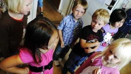Förskoleklasseleverna Ylva Bäckström, till vänster, Amanda Mattsson, Hanna Käll,  Anton Gustafsson, William Flodemark och Frideriki Nalmpanti-Mpartoukoudi tycker att det är spännande att få börja skolan.