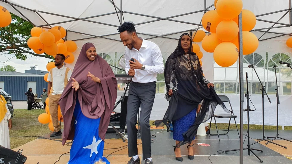 Den somaliska sångaren Nuur Caraale, Stockholm, gjorde succé på valfesten i Skäggetorp. Nu kommer han till valfesten i Mirum i Hageby.