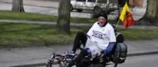Ron cyklar för att hjälpa andra