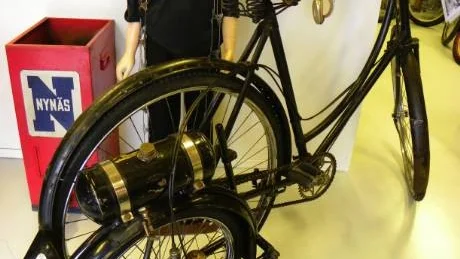 Royal Enfield cykel från 1902 med motor wall auto whell från 1914 kommer från England  och är den äldsta moppen på Hjorteds Museum. Den är i körbart skick.