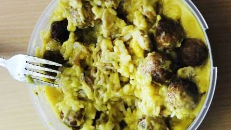 Cristoffer Källs matlåda - ris, hemmagjord curry, kykling och köttbullar.