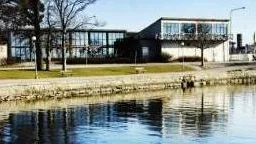 Föreningen Visan tänker nu sälja den före detta sommarrestaurangen Slottsholmen i Västervik. Man har redan börjat ta in anbud på den exklusivt belägna fastigheten. Arkivfoto: Ellen Kindstrand
