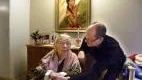 Sara Lang, 97 år, flyttade på tisdagen in i sitt särskilda boende på Nya Ekliden i Ankarsrum.Barnbarnets man Stefan Myrgård hade rest från Gotland för att hjälpa till vid flytten.
