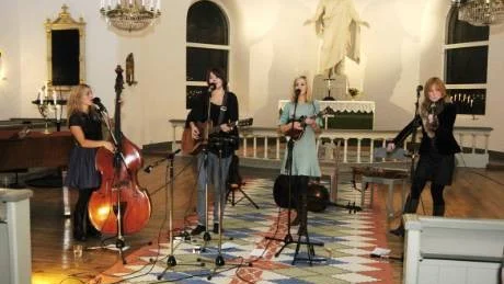 Abalone Dots består av Louise Holmer, Rebecka Hjukström, Sophia Hogman och Elin Mörk. De fyllde utrymmet som publiken lämnade med sina röster och sin musik.