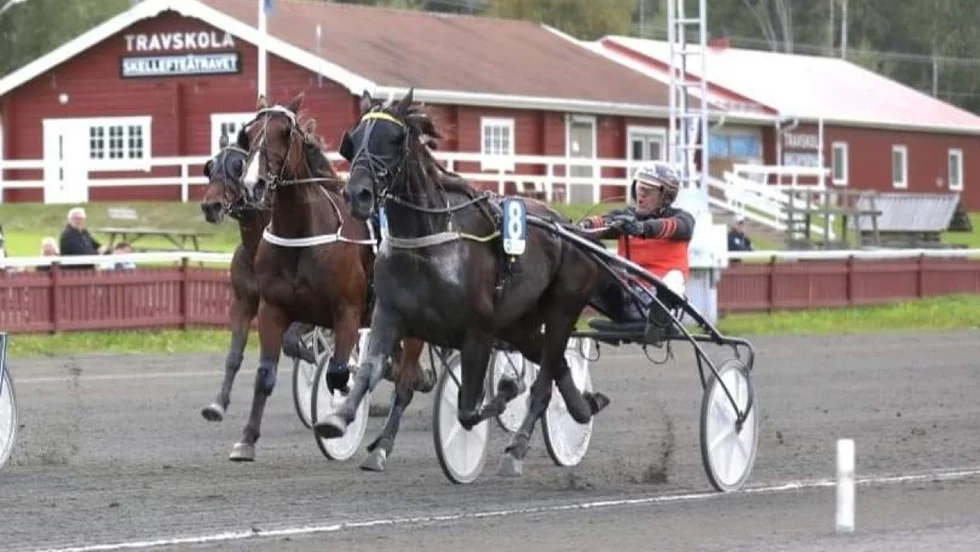 Här förvandlas 98 procent av de inlämnade V5-kupongerna till makulatur när 10-årige Vic De Luxe Ove A Lindqvist hittar en drömresa på innerspåret och spurtar hem V5-1.