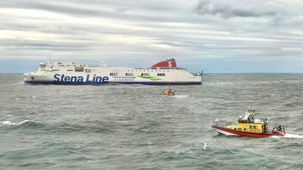 Stena Lines fartyg, fotograferat från Destination Gotlands fartyg som bistår haveristen genom att finnas på plats.
