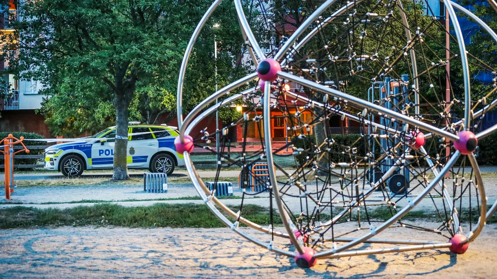 Polis på plats i stadsdelen Årby i Eskilstuna där en kvinna och ett barn skottskadades på fredagskvällen. "För att stoppa gängen behöver Sverige ett omtag i rättspolitiken. Annars riskerar fler barn att befinna sig på fel lekplats", skriver ledarskribenten.
