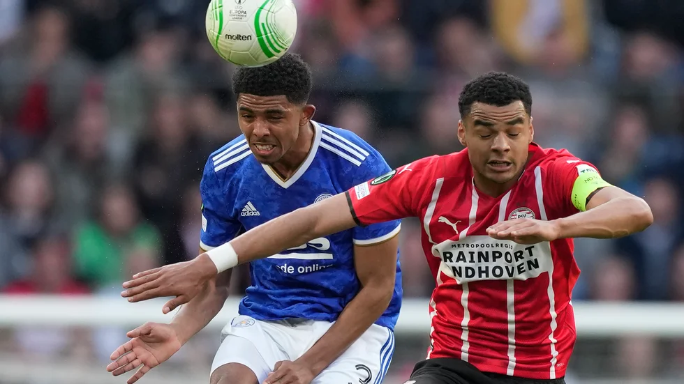 Leicesters Wesley Fofana, till vänster, uppges enligt engelska medier vara klar för Chelsea. Arkivbild.