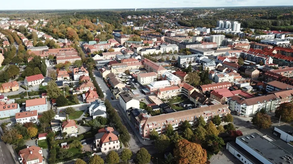 En utveckling mot mer förtätning skulle kunna riskera att skada "Enköpings attraktionskraft som den lummiga parkstad den hittills varit och även skapa en sämre levnadsmiljö för Enköpingsborna." Det skriver Mats Jacobson och Tony Gunnarsson