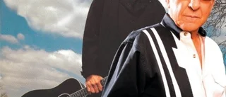 Tommy Cash spelar brorsans låtar