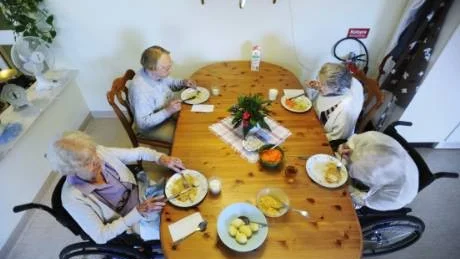 Fiskgryta, potatis och rivna morötter. "Gott", tycker Maj Åsberg.