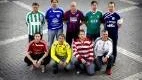Kommunens lag samlade inför premiären. Övre raden från vänster: Jan Damberg, Ankarsrum, Tony Jansson, IFK Västervik, Bo Sandqvist, BOIF, Tobias Pettersson, Överums, Daniel Jansson, Gunnebo. Nedre raden från vänster: Kalle Nordén, Tjust, Thomas Carlsson, Västerviks FF, Urban Karlsson, Hammarsgärde, Peter Svensson, Västerviks BoIS. Fattas på bilden gör Johan Karlsson Törndahl, Hjorted/Totebo. FOTO: ANDERS STEINER