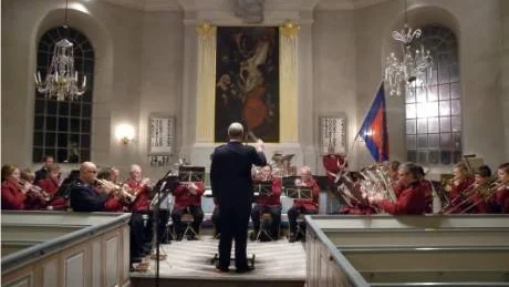 Frälsningsarméns hornmusikkår från Tranås fyllde Blackstad kyrka med mäktig musik.