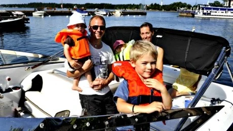 Ulf Qviberg gillar idén med flytvästkrav, men tror inte på skärpta alkoholregler. Från vänster: Sigge Gjörloff, Ulf Qviberg, Simon Nylander, Lisa Nylander och Linda Gjörloff. Foto: Magnus Karlsson