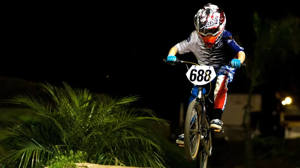 Next generation. Samma dag som pappa Greg tog emot MVT:s guldklocka så vann sönerna Wilbur och Bill sina första troféer i  BMX.
Precis som Greg gjorde en gång för många år sedan. På bilden är det Wilbur som flyger fram.