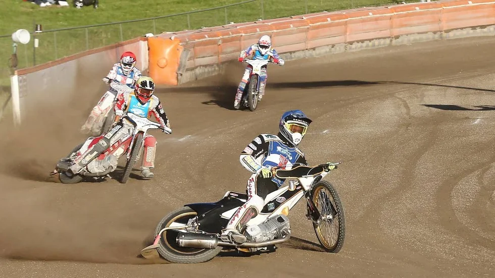 FÖRST. Daniel Davidsson är först och vinner heat sju för Vargarna, före Jonas Davidsson i Västervik.