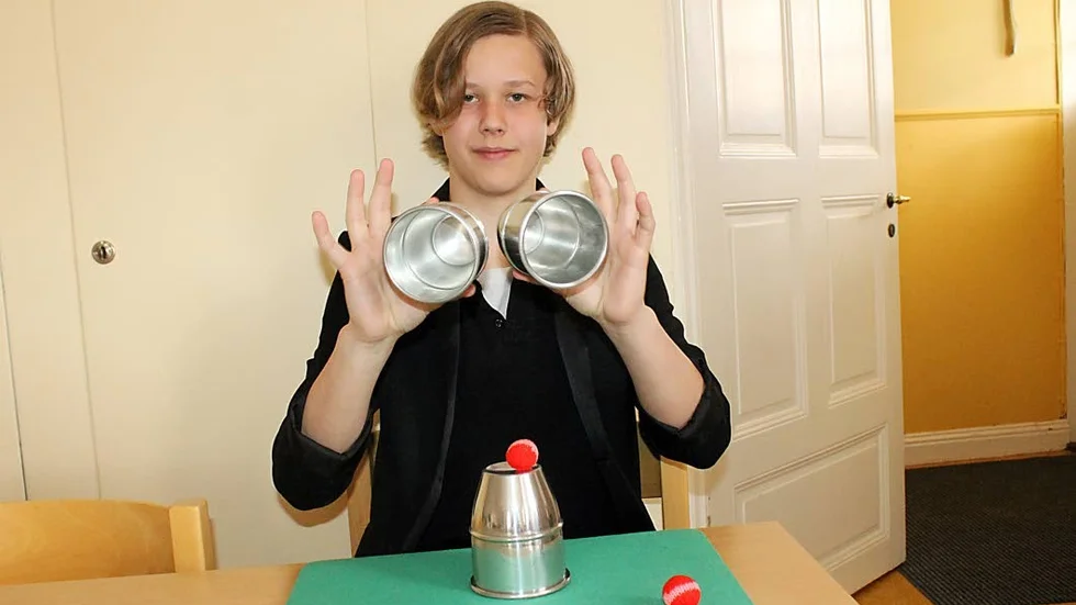 I sitt trick med cups and balls får Albin bollarna att hamna precis där publiken inte förväntar sig...