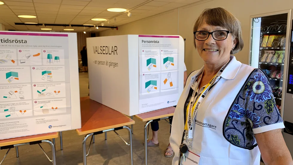 Ann Svensson är röstmottagare i Västervik och berättar att den första förtidsröstningsdagen har rullat på bra.