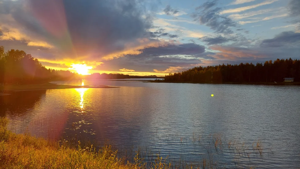 Sommar går mot höst. Så fin solnedgång i Storlångträsk.