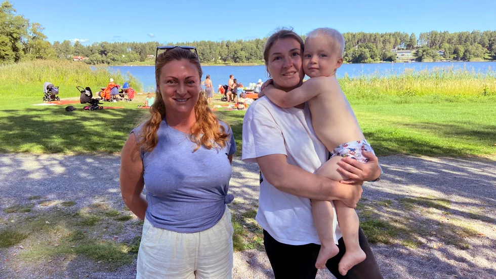 Marina Rohozhnikova tillsammans med yngsta barnet Mark, 2 år. Till vänster ledaren, tillika tolken, Irina Gydell som bott i Sverige sedan 1990-talet. "Det som händer i Ukraina är ofattbart för mig, jag har kopplingar till Kiev även om jag talar riksryska", berättar den sistnämnda.