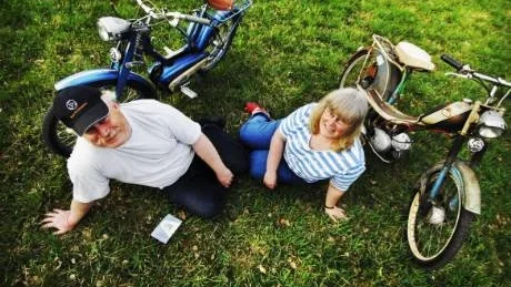 Hasse Åkesson och Elisabeth Reidefors tycker att det bästa med mopeden är att den är perfekt på sommaren (särskilt om man är lite lat). Och så drar den lite bränsle. 
- På moppen ser man mer och man känner hur det luktar. Det är som att åka motorcykel. Fast det går långsammare, säger Hasse.