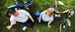Hasse och Elisabeth älskar att åka moppe