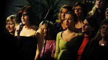 Människan är ömtålig, sjöng solisten Emilia Fransson och hela Cantabile i låten Fragile vid Cantabilekörens bejublade konsert i Mariebrogskyrkan på lördagseftermiddagen.
Foto: Ellen Kindstrand