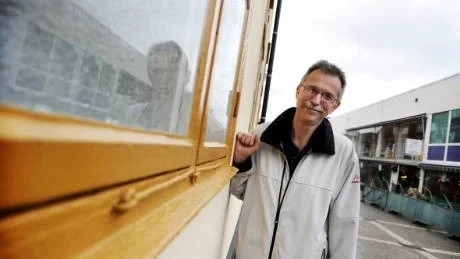 Tommy Lyberg bredvid en av de nymålade fönsterkarmarna. Samma färg som snart pryder även Rådhusets dörrar.