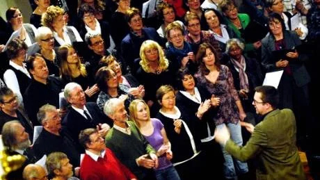 Inte bara alla kyrkbänkar i Sankt Petri fylldes på lördagseftermiddagens gospelkonsert. Även koret var späckat, med över hundra gospelsångare. Han med ryggen mot kameran är Jonas Engström, landets främste gospelledare. Vid flygeln satt Erland Sjunnesson, supersäker gospelpianist. En solist trädde också fram under konserten, Gladhammarkantorn Ylva Björn. Det var också hon och hennes två Västervikskollegor, Elisabeth Ingelberg och Cecilia Tengver,  som hållit i allt det praktiska för att göra konserten möjlig.Foto  Matilda Ahl