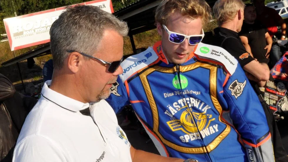 Klar. Joel Larsson, här i Västerviksdressen tillsammans med lagledaren Patrik Hag, är klar för Piraterna.