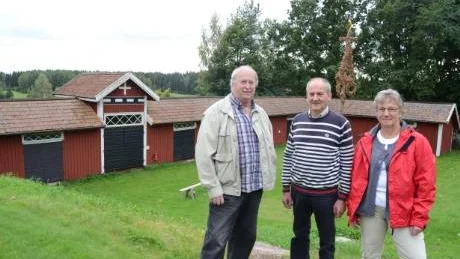 Siwert Gunnarsson, KG Jonsson och Inger Forslind framför de unika kyrkstallarna med 36 spiltor som bevarades genom att Hallingebergs hembygdsförening bildades för exakt 50 år sedan.