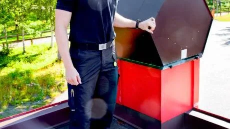 - Sotning räddar liv, betonar brandingenjör Jacob Dahlqvist på Räddningstjänsten i Västervik. Han påpekar samtidigt att de fastighetsägare som väljer annan sotare än kommunens skaffar sig både ett ökat ansvar och extra arbetsuppgifter. Foto: Anders Steiner