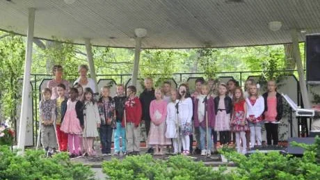 I den vackra Bruksparken höll skolorna i Ankarsrum avslutning.
