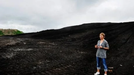 Ulrika Peter är projektledare för sluttäckningen av deponin på Målserum. Hon berättar att de tar regelbundna prover på både kompostjorden i högen och på grundvattnet. Arkivfoto: Ellen Nielsen Kindstrand