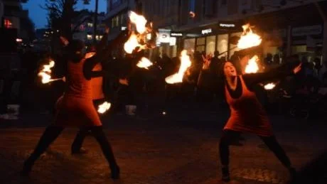 Westervik Twirling Troup bjöd på en riktigt het show med brinnande facklor och eldsprutande dansare.