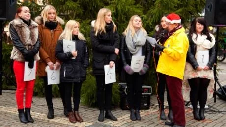 Luciakandidaterna i Västervik marknadsförde sig i valspurten på skyltsöndagen. Foto: Anders Steiner