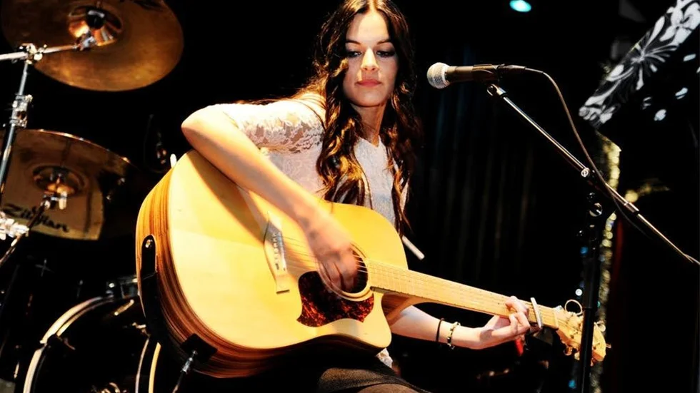 I am falling to pieces, Im falling to pieces. Hon har en vacker och fyllig röst, 18åriga Emelie Hadrous, som inledde fredagkvällens Vallonrock i Överum.
