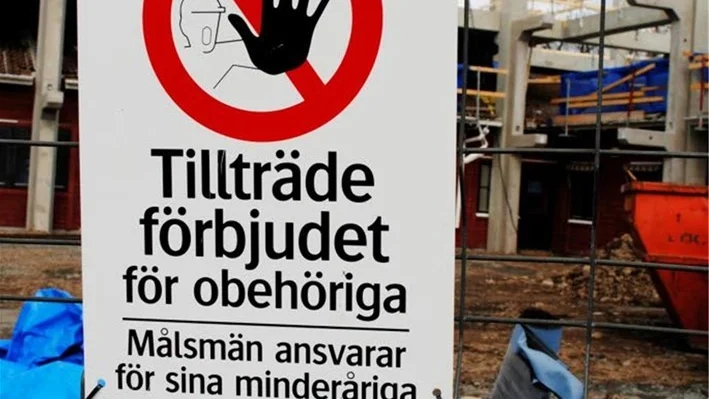 Rosavilla i Västervik har förvandlats till en byggarbetsplats med stängsel och stora maskiner.