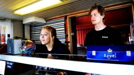På Hamncaféet i Västervik märker Hanna Ströberg och Anton Fritz direkt när regnet kommer, för då försvinner människorna på en gång.