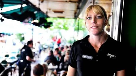 Visst kommer gästerna till restaurangen, men inte lika frekvent som under förra sommaren. Linda Åhman på Harrys saknar framförallt spontangästerna. Hon tror att de gärna stannar hemma när det är regnigt.