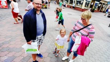 När mörka moln drar in över Västervik tar Mikael, Emmie och                           Therese Bergöö från Sjöbo en shoppingtur istället för att ligga på stranden.Foto: Ellen Nielsen Kindstrand